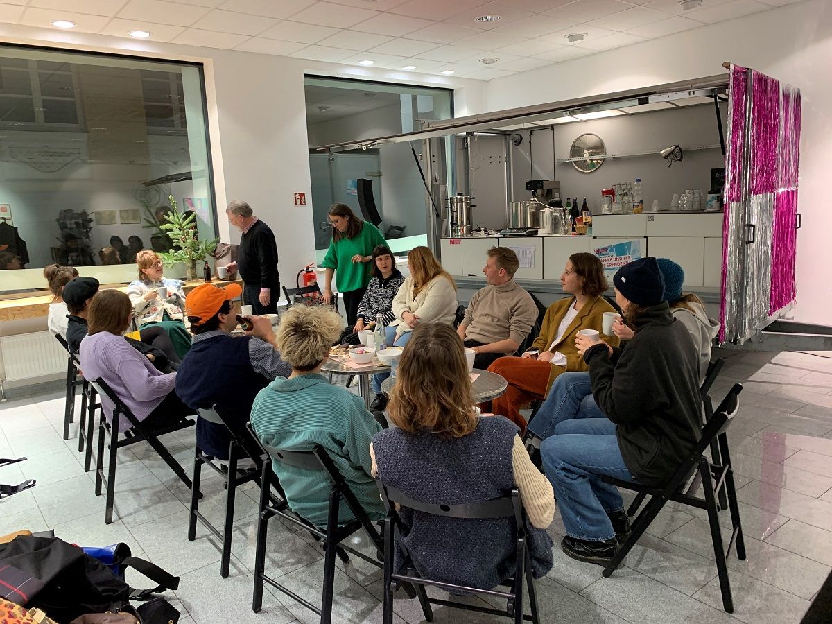 Fotografie – Das vollbesetzte „Community Café“ im M26
