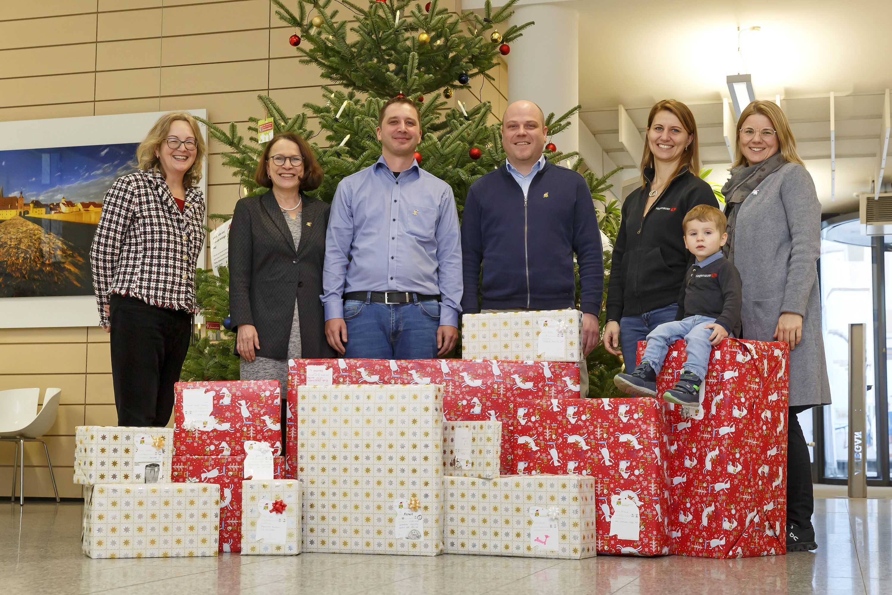 Fotografie-Mitarbeiter der Fa.Hagenauer bringen Geschenke zum Kinderbaum-mit Leiterin der Stiftungsverwaltung Christiana Schmidbauer und Melanie Brunner von der Stiftungsverwaltung
