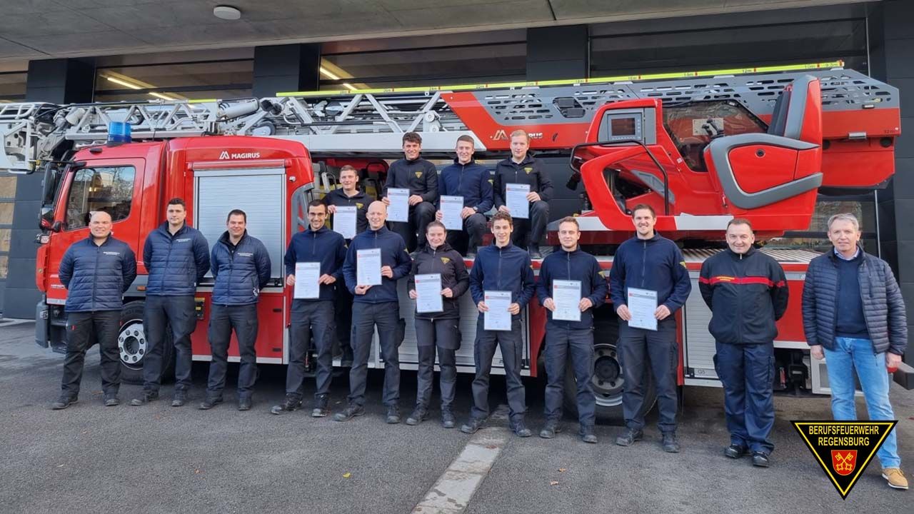 Fotografie: Gruppenbild der Teilnehmer des Rettungssanitäterlehrgangs mit den Abschlussurkunden in der Hand.