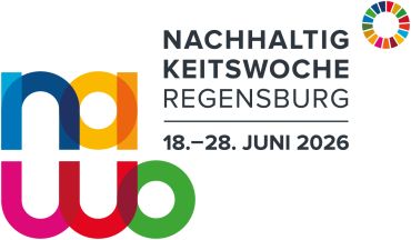 Das Bild zeigt ein stilisiertes Logo, das zweizeilig aus den Buchstaben n, a, w und o besteht. In der ersten Zeile stehen n in blauer Farbe und a in gelber Farbe. In der zweiten Zeile stehen w in rosa mit Übergang zu Rot und o in grüner Farbe. Rechts oberhalb des Logos steht in drei Spalten der Schriftzug Nachhaltigkeitswoche Regensburg. Darunter ist ein horizontaler Strich, unter dem 18. - 28. Juni 2026 geschrieben steht. 
Ganz rechts oben ist ein bunter Kreis zu sehen, der die 17 Ziele für nachhaltige Entwicklung symbolisiert.