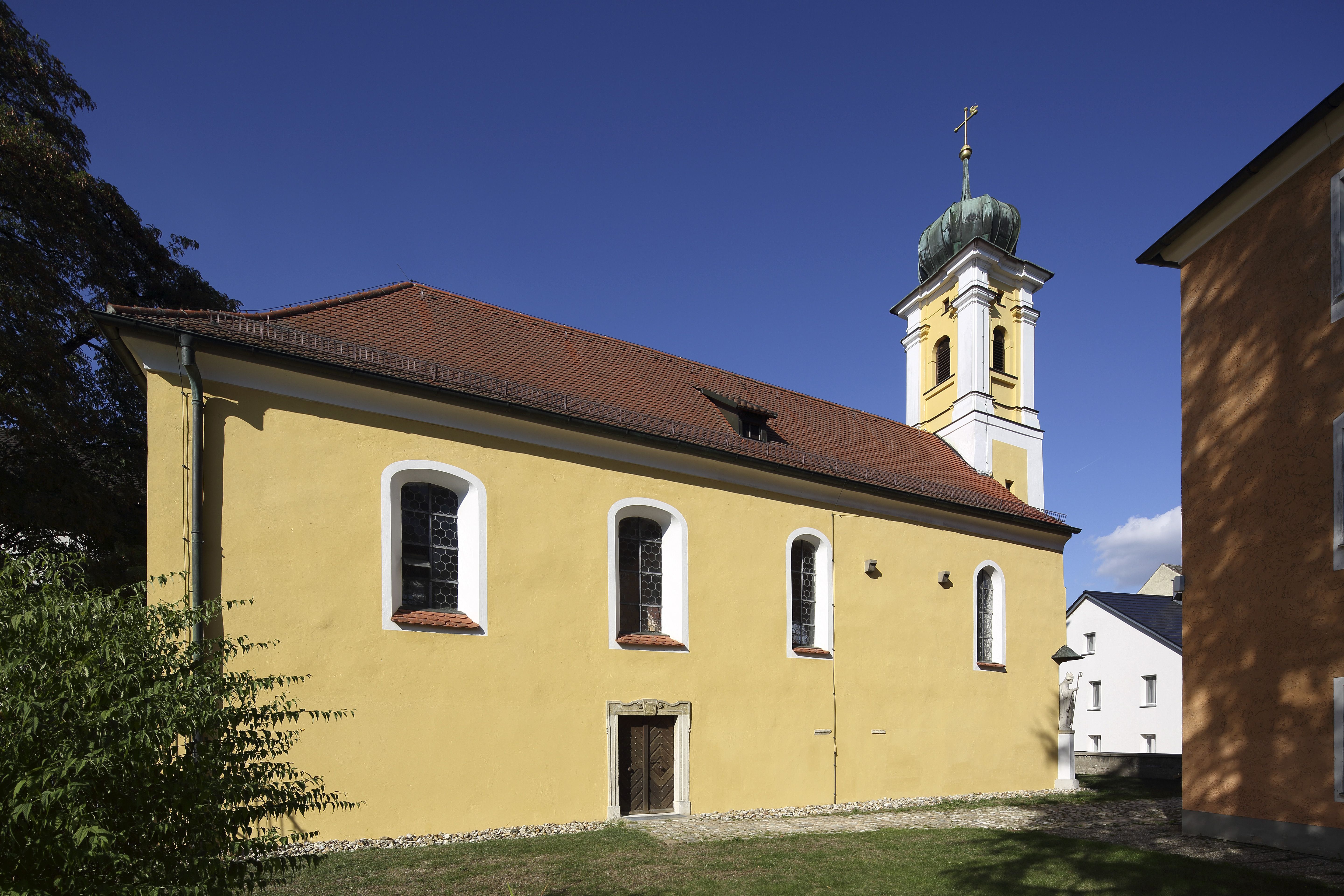 Fotografie: Kirche St. Nikolaus seitlich, an der rechten Seite der Glockenturm