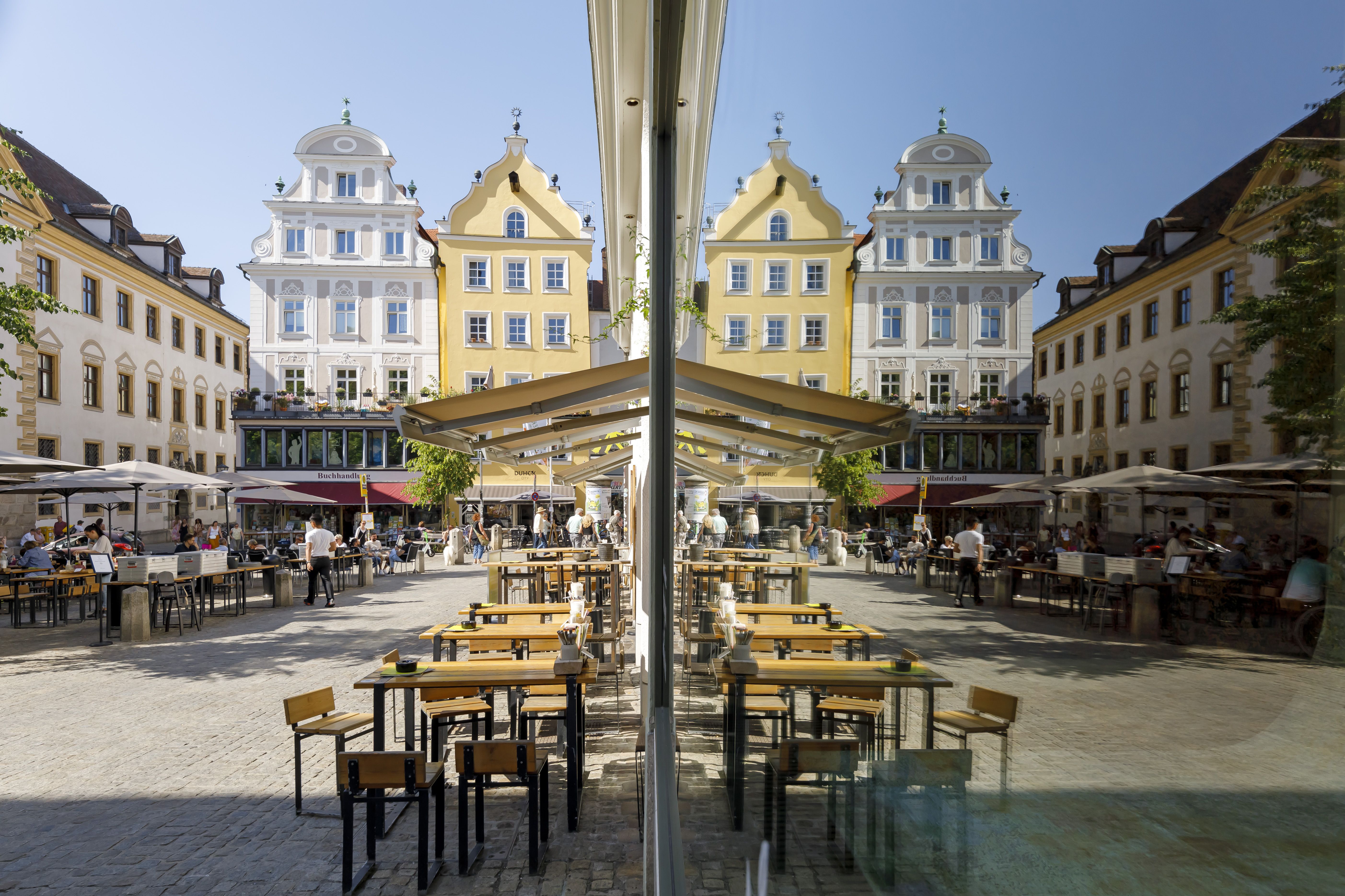 Fotografie: Kohlenmarkt mit dessen Spiegelung in einer Fensterscheibe