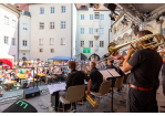 Fotografie: Eine Band im Innenhof des Thon-Dittmer-Palais