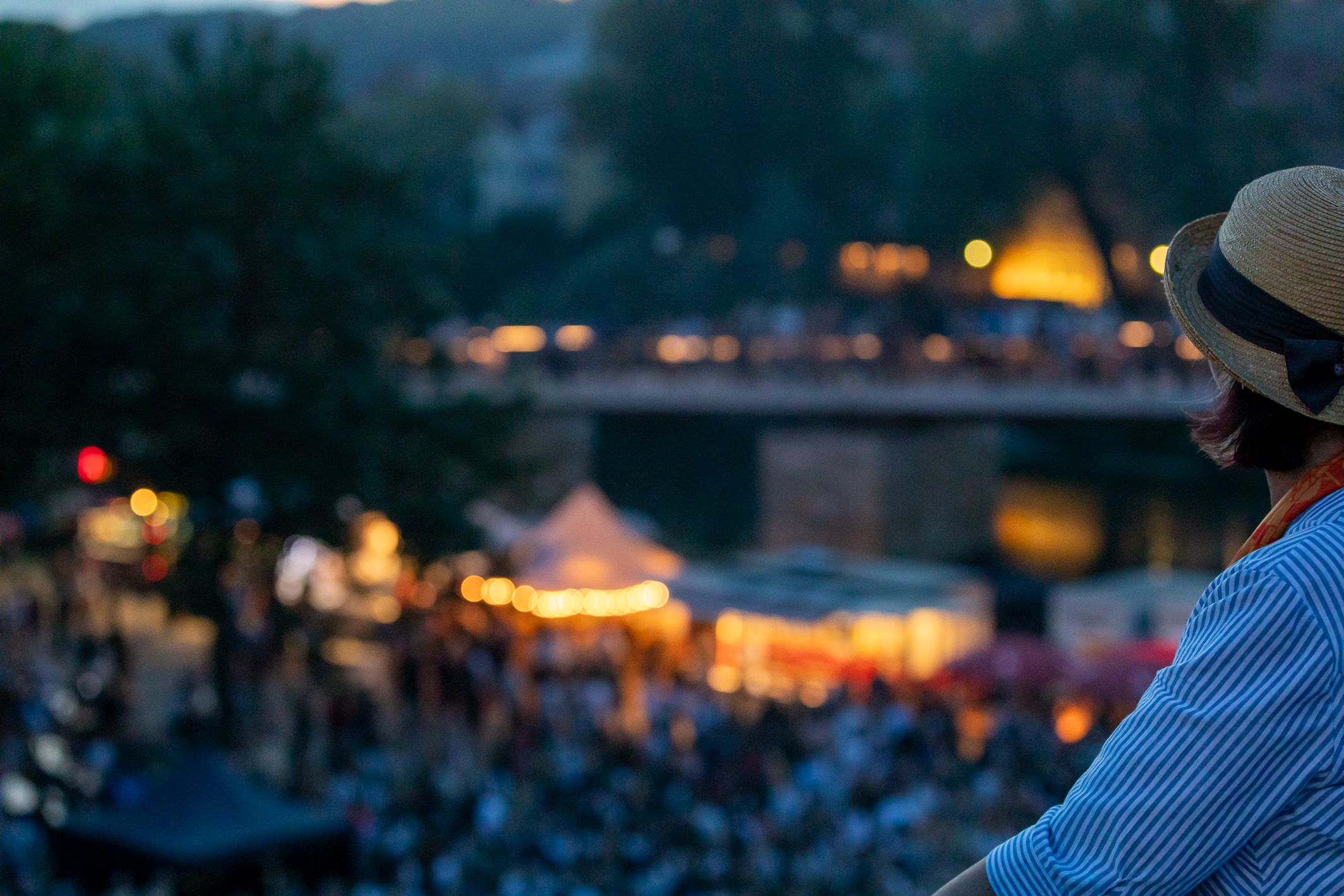 Fotografie: Verschwommener Blick auf die abendlich beleuchtete Jahninsel