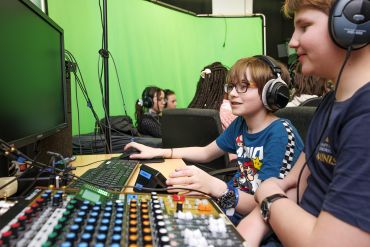 Fotografie: Felix und Theo am Mischpult