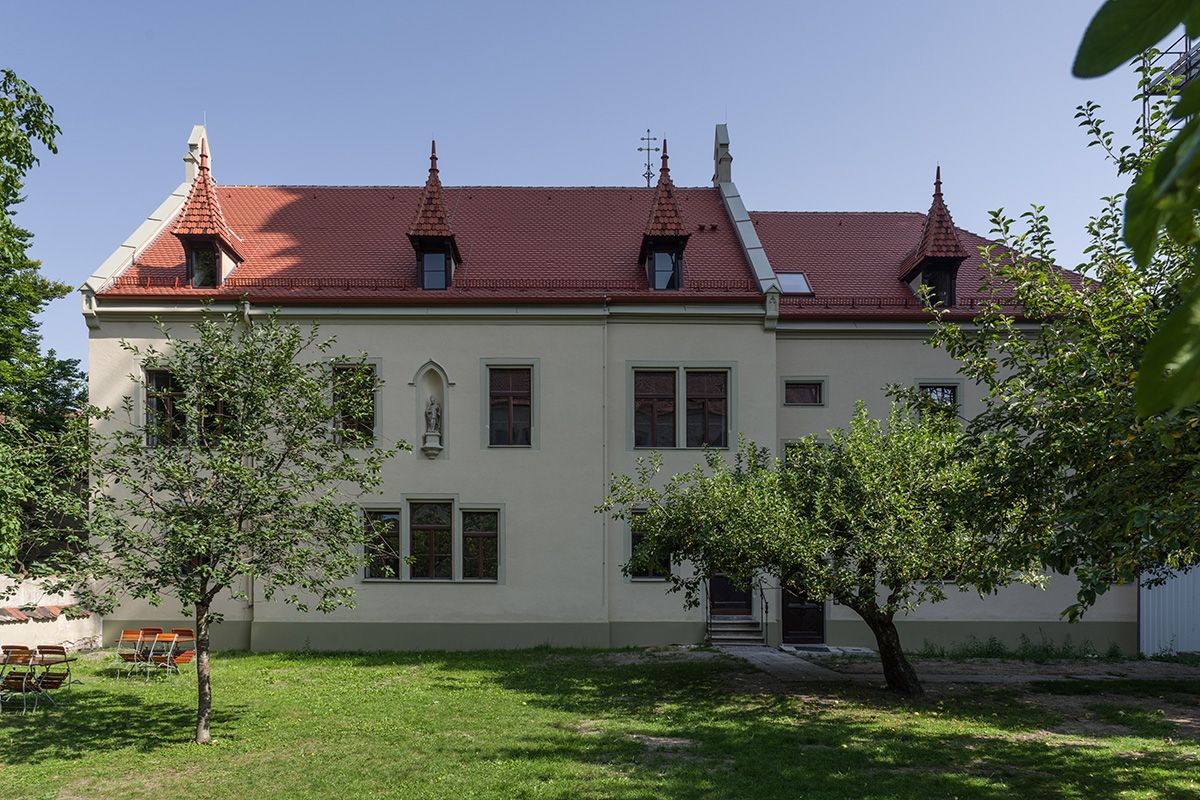 Fotografie - Abgebildet ist die Südfassade des St. Emmeramforums. Perspektive aus dem Innenhof