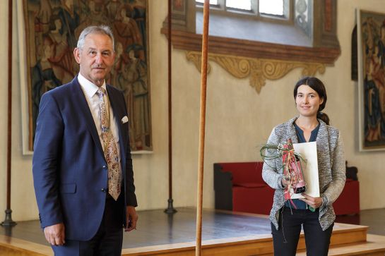 Fotografie - Bürgermeister Ludwig Artinger überreicht Malena Harscher den Umweltpreis für den Verein TreibAus