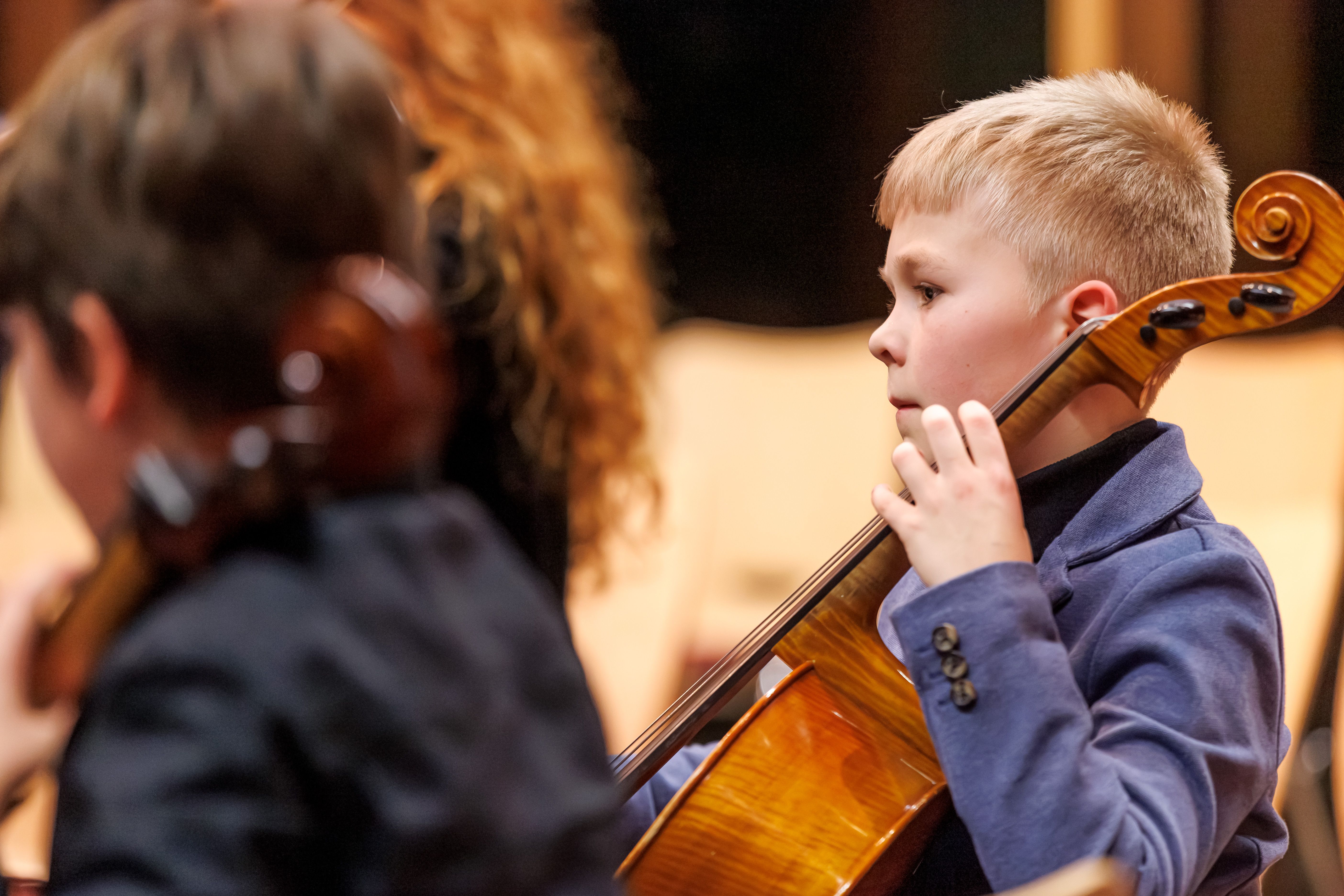 Junger Cellist auf der Bühne