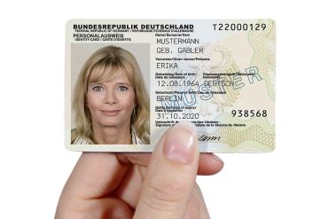 Neuer Personalausweis 1 Vorderseite mit Hand