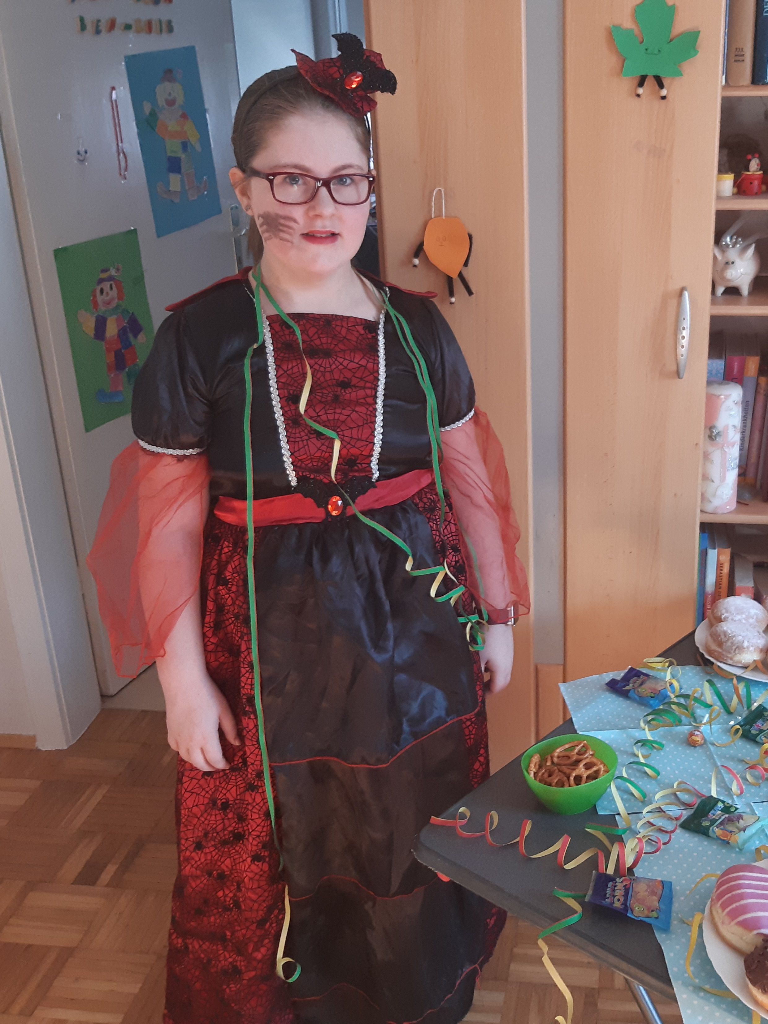 Fotografie - Schüler des VMG verkleidet beim Fasching daheim
