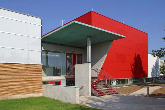 Mehrzweckhalle Burgweinting - Außenansicht mit Eingangsbereich
