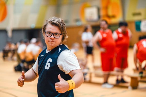 Fotografie: Ein Sportler reckt die Daumen nach oben.