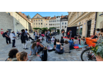 Erwachsene und Kinder schauen auf dem Kassiansplatz dem Figurentheater der compania cirkater zu. © Stadt Regensburg, Anna Schledorn