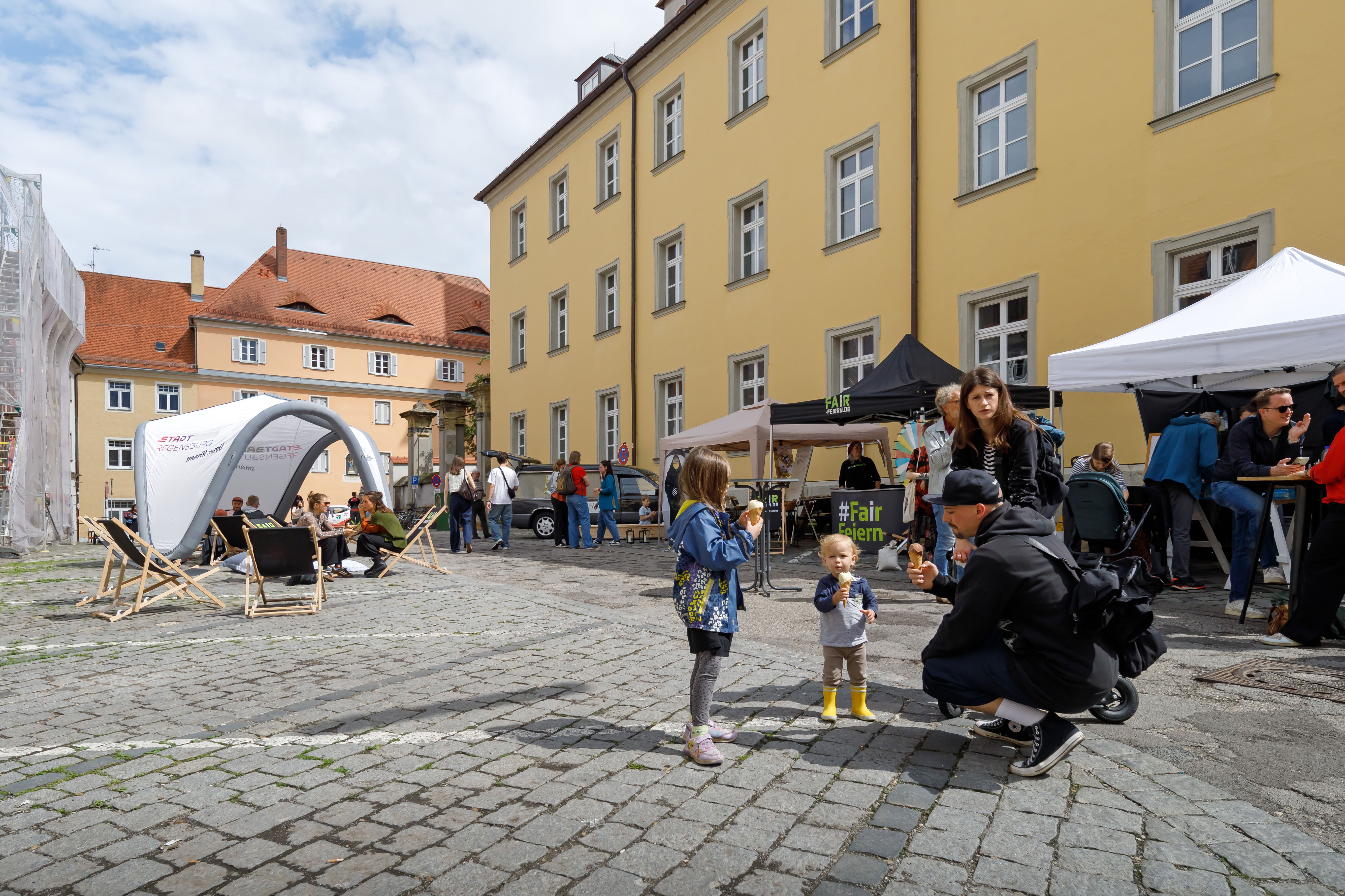 Das Obermünsterviertel  feiert die Eröffnung der Sofortmaßnahmen. 
