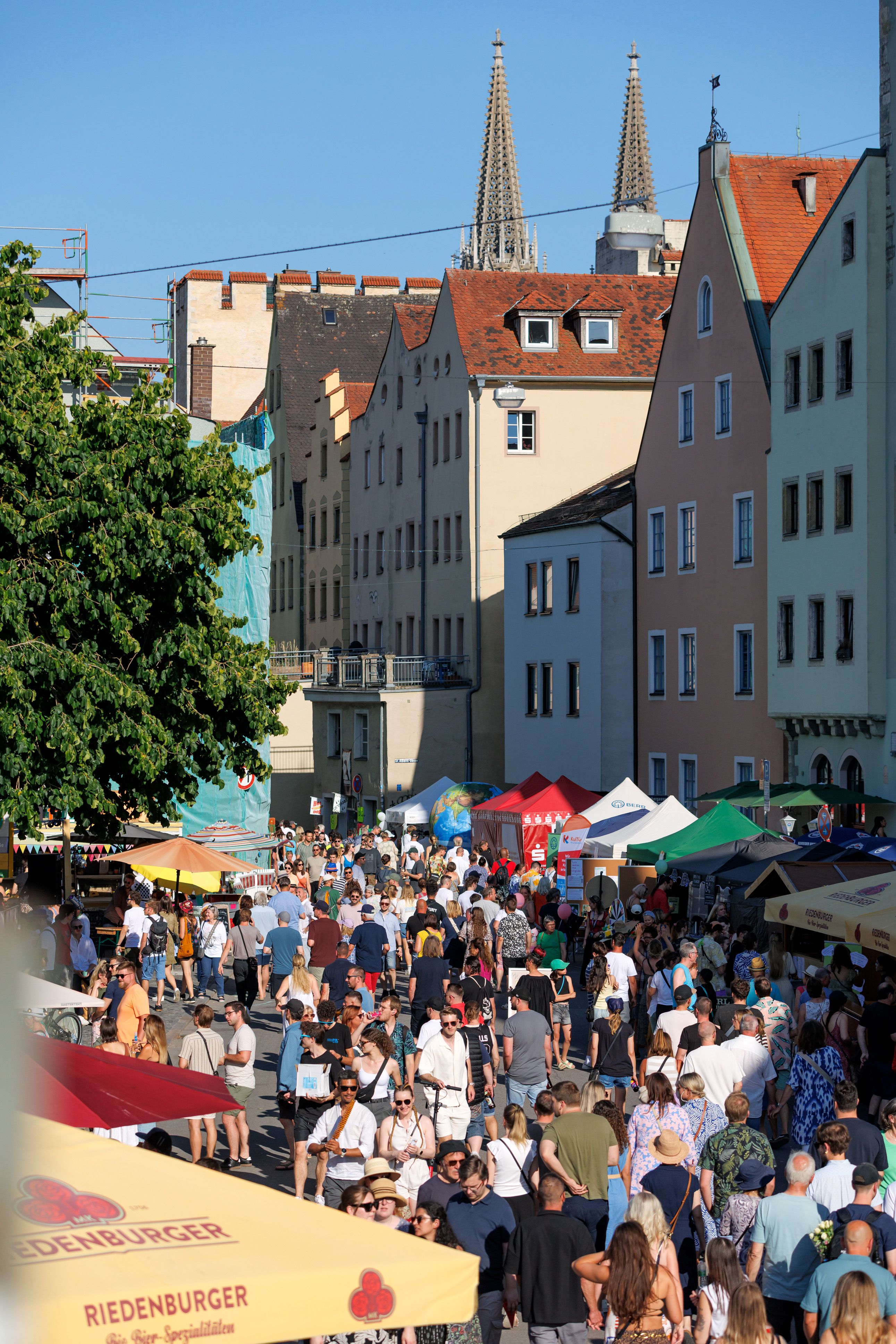 Besucher in der Thundorferstraße auf dem Bürgerfest 2025