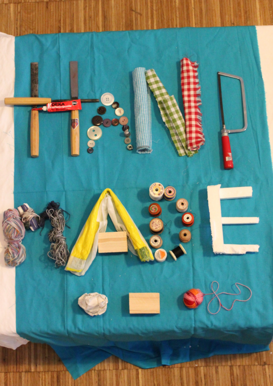 Zu sehen ist das Wort Handmade, das aus Werkzeugen und Materialien entstanden ist. © Stadt Regensburg