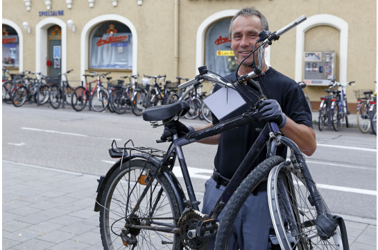 StadtMensch durch und durch: Karl-Heinz Lobmeier transportiert seit 20 Jahren Möbel und Equipment der Verwaltung.