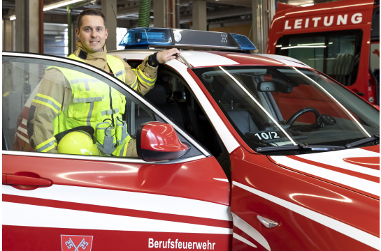 Fotografie: Christoph Tresch steigt in einen Einsatz-Pkw der Feuerwehr.