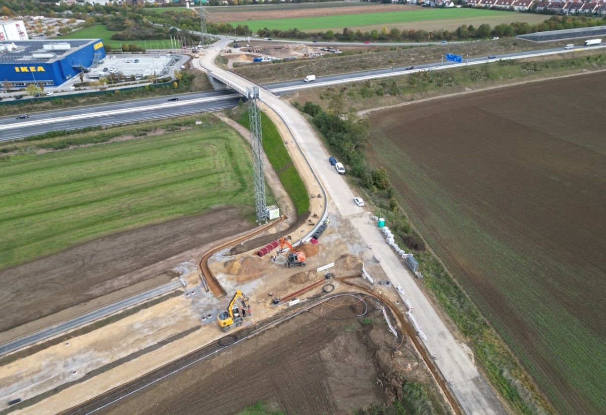 Baufortschritt zur Verlängerung der Leibnizstraße mit Verbindung an die Gewerbeflächen südlich der BAB A 3 zur Staatsstraße ST 2660.