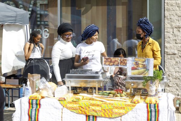 Essensstand mit Spezialitäten aus Guinea