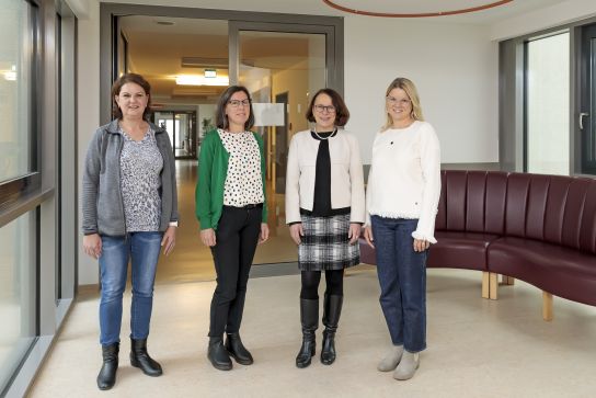 Fotografie: Oberbürgermeisterin Gertrud Maltz-Schwarzfischer mit Alina Elsen und Wiebke Buchinger vom Bürgerheim Kumpfmühl sowie Melanie Brunner von den städtischen Stiftungen