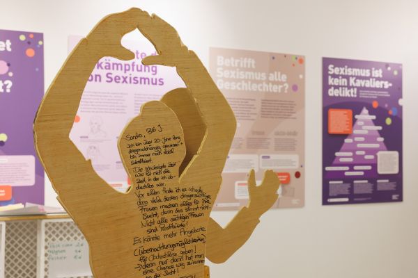 Fotografie: Figur und Plakate zu den Wochen gegen Gewalt