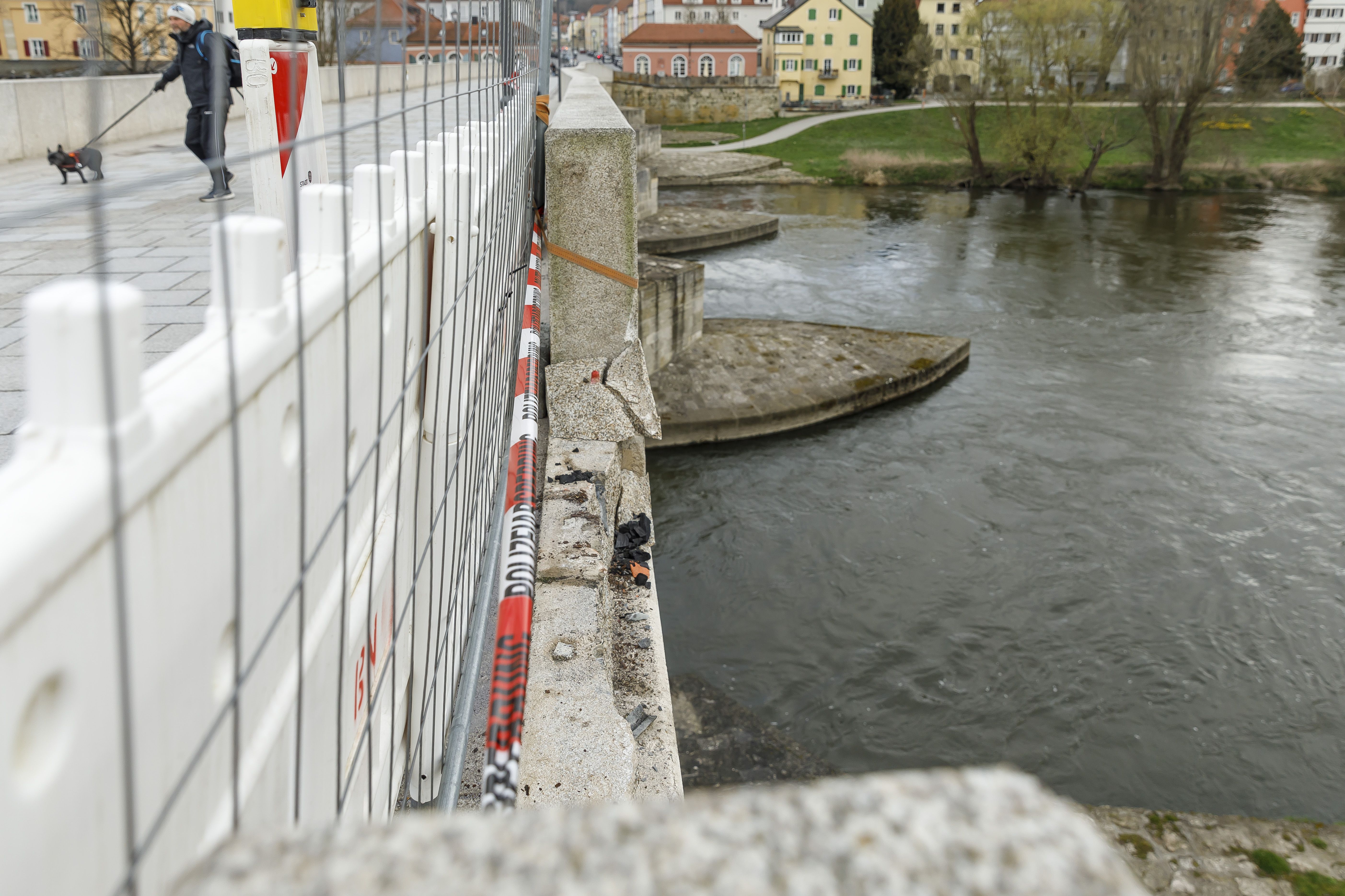 Fotografie: Blick auf die fehlenden Steine der Brücke