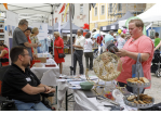 Fotografie: Besucherin an einem Stand