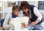 Seniorenportal - Nadel und Zwirn - Seniorinnen beim gemeinsamen Nähen im Treffpunkt Seniorenbüro © Bilddokumentation Stadt Regensburg