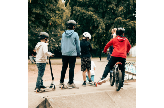 Kinder mit Scootern am Skatepark JUZ Arena