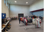 Fotografie - große Halle mit Tischen und Kleiderständern voller Klamotten (C) Stadt Regensburg, Amt für kommunale Jugendarbeit