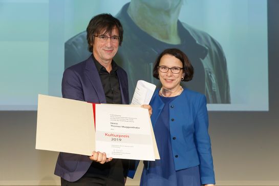 Thomas Muggenthaler - Kulturpreisträger 2019 - im Bild mit Bürgermeisterin Gertrud Maltz-Schwarzfischer (C) Bilddokumentation Stadt Regensburg