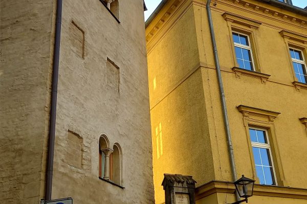 Die Fotografie zeigt eine Häuserfassade