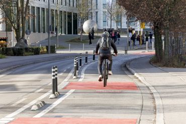 Fotografie: Ein Fahrradfahrer nutzt die protected bikelane in der Fritz-Fend-Straße.