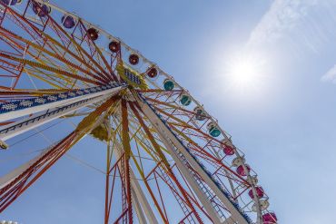 Fotografie - Riesenrad vor blauem Himmel