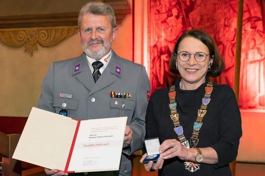 Fotografie - Verleihung der Stadtschlüssel an Reiner Fleischmann; im Bild mit Oberbürgermeisterin Gertrud Maltz-Schwarzfischer