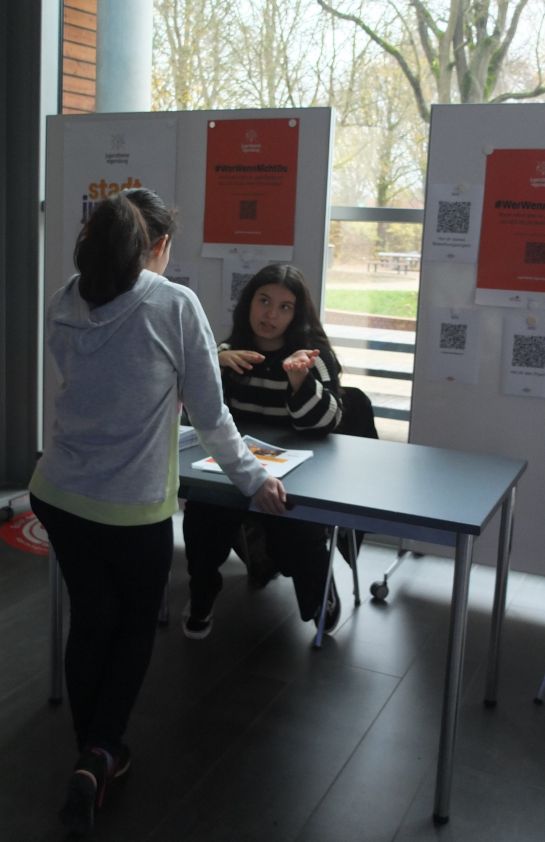 2_Soria Benchiha im Gespräch (C) SiUr