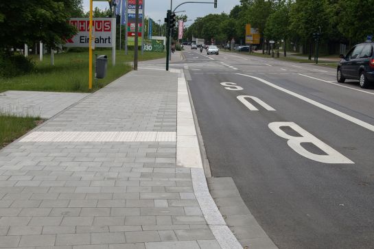 Ausgebaute Haltestelle "Johann-Hösl-Straße" - Bajuwarenstraße