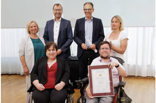 Fotografie: Angelika Krüger (Werkhof Regensburg), Wolfgang Eberl (Inklusionsamt ZBFS), Rolf Frey (Lebenshilfe Regensburg) (hinten), Marion Thätter (Phönix e. V.) und Frank Reinel (Stadt Regensburg) (vorne) erhielten den JobErfolg 2024 aus den Händen von Verena Bentele, Präsidenten des VdK (r.)