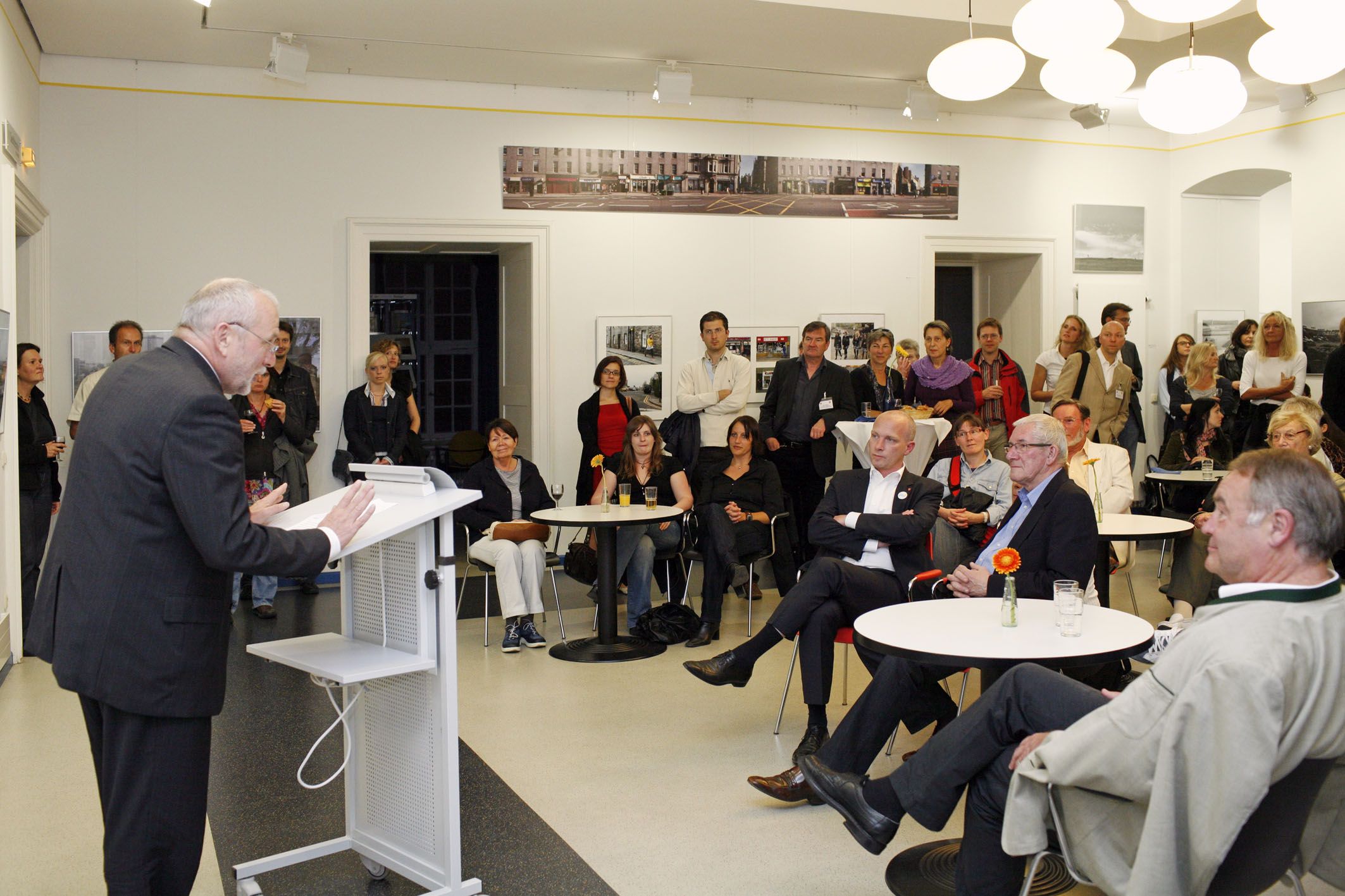 Fotografie: September 2010: Der damalige Leiter des Amtes für Weiterbildung und spätere Bildungsreferent der Stadt Regensburg, Dr. Hermann Hage, eröffnet in der Stadtbücherei eine Foto-Ausstellung zu Aberdeen, im Jahr zuvor hatte es in Aberdeen eine zu Regensburg gegeben.