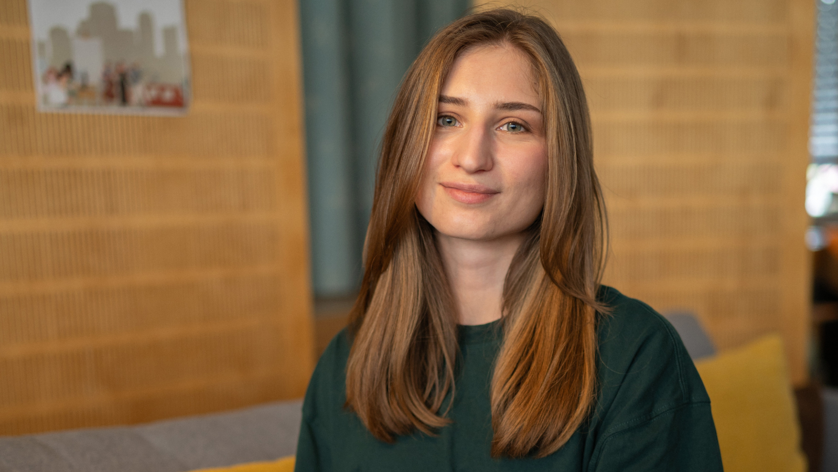 Auf dem Foto ist Maria Shevchenko auf einer Couch sitzend zu sehen.