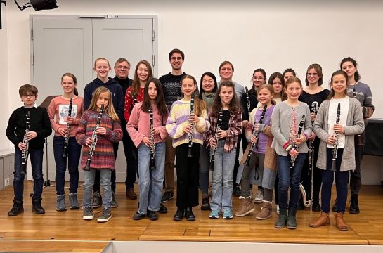 Gruppenfoto Klarinettenworkshop am 11.02.23 auf der Bühne im Konzertsaal im Haus der Musik 