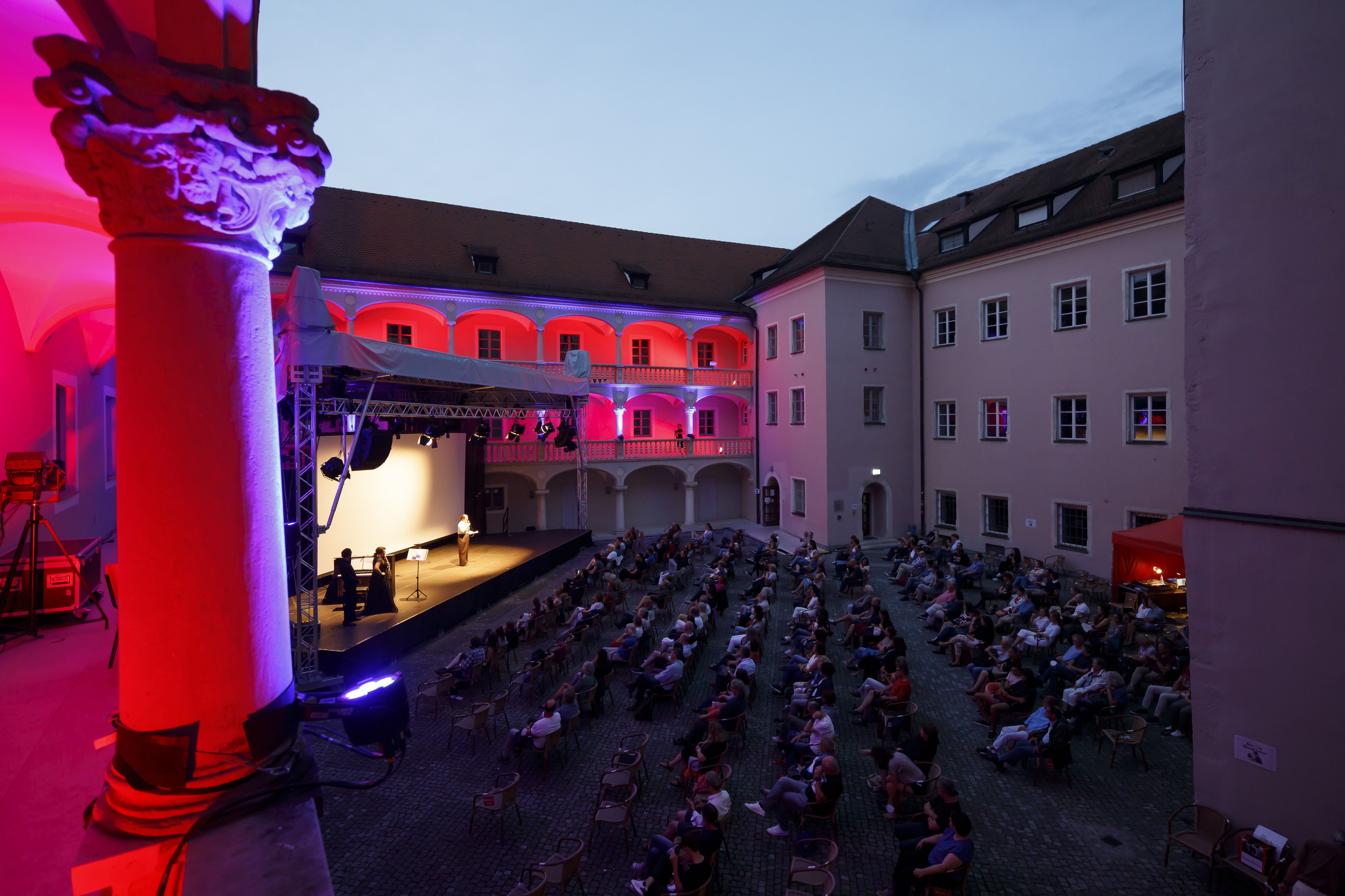 Foto des Monats – August 2021 Blick in den Innenhof des Thon-Dittmer-Palais', Stummfilmwoche mit dem Film „Blackmail“ von Alfred Hitchcock