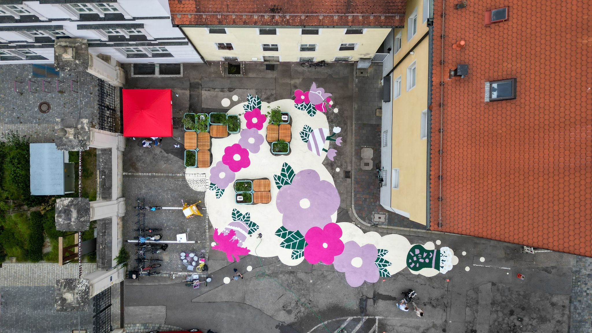 Fotografie – Luftaufnahme des Bodenkunstwerks im Obermünsterviertel