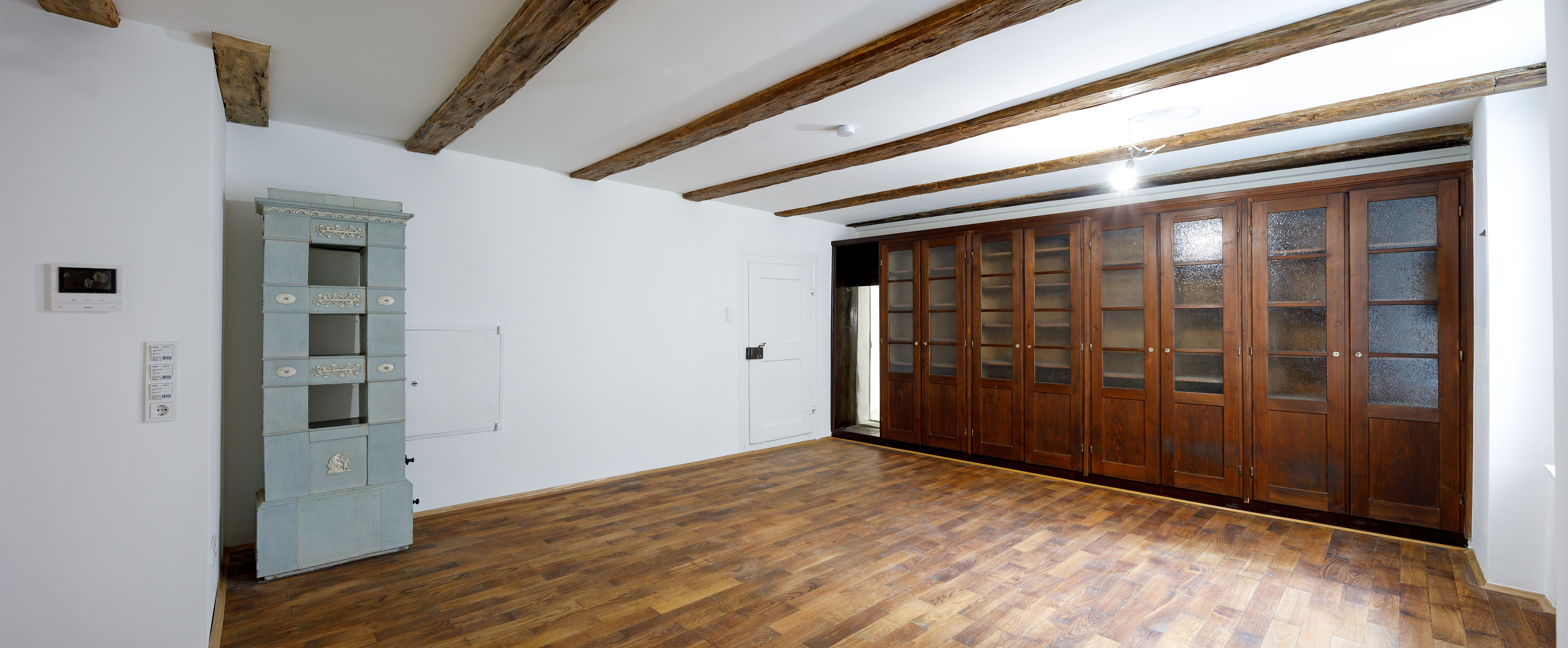 Fotografie - Begegnungs- und Gemeinschaftsraum - Zu sehen ist der große Begegnungs- und Gemeinschaftsraum mit historischem Ofen und Wandschrank.