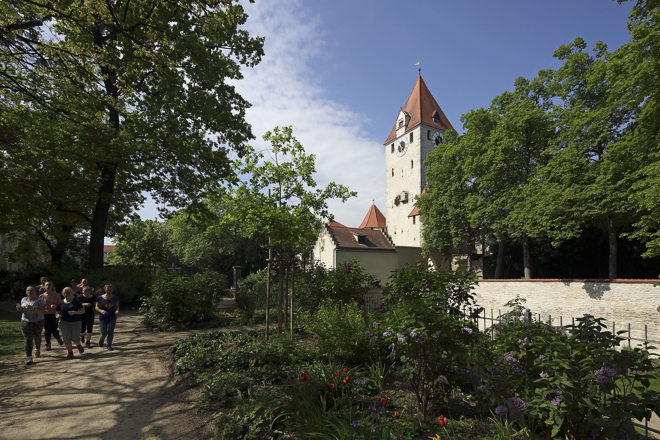 Fotografie: Eine Gruppe von Läuferinnen und Läufer vor der Königlichen Villa im Villapark