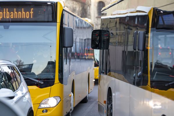 Fotografie: Zwei Busse des RVV fahren aneinander vorbei.