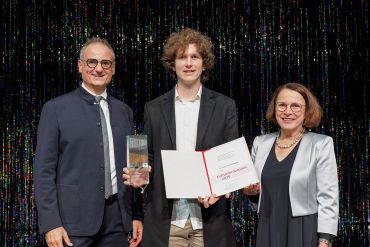 Fotografie - Dr. Koloman Wagner mit Oberbürgermeisterin Gertrud Maltz-Schwarzfischer und Kulturreferent Wolfgang Dersch bei der Preisverleihung