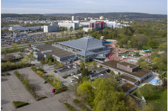 Fotografie: Luftaufnahme des Westbades, im Hintergrund Infineon