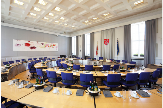 Themenbild Stadtplitik - Fotografie - Blick in den leeren Sitzungssaal im Neuen Rathaus